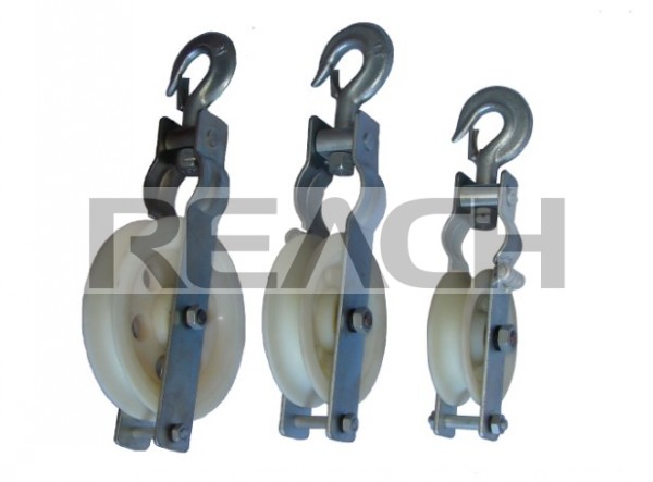 Universal crossarm &ndash;mounted and hook style block